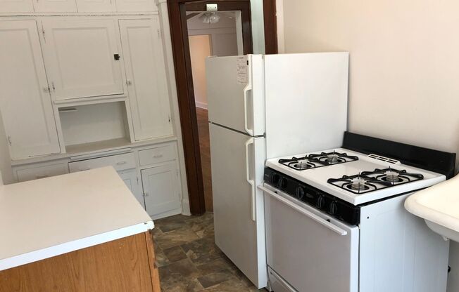 2 beds, 1 bath, 1,100 sqft, $1,225, Unit 10