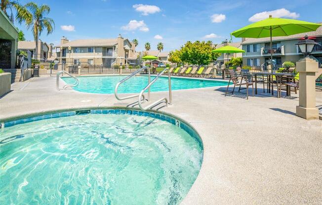 Hot Tub And Swimming Pool at Heron Pointe Apartments & Townhomes, Fresno, CA, 93711