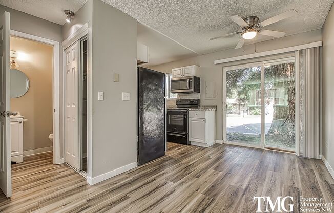 Lincoln Court Townhomes - Beautiful 2-Bedroom, 1.5 Bath, Pet-Friendly Townhome in a Great Fairview location with ample Parking!
