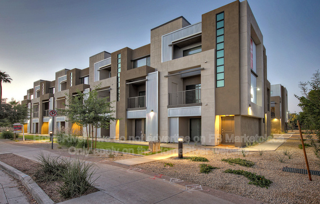 1000 W 5th St