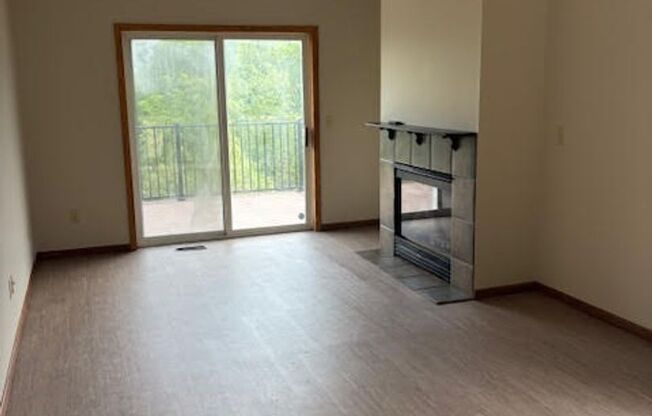 2 Bedroom 2 Bath Townhome in Rogers!