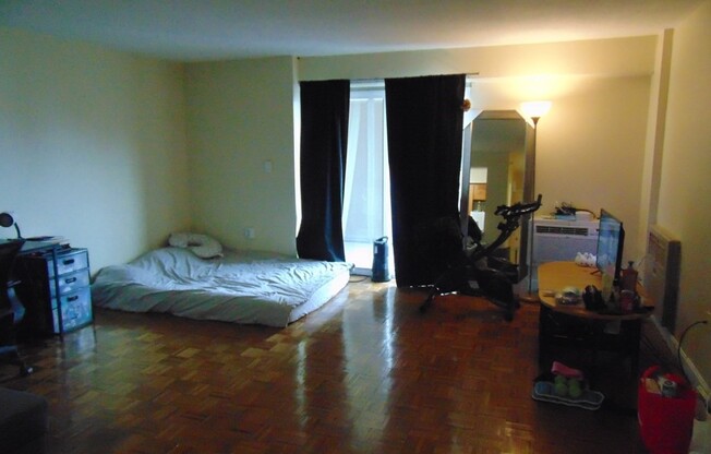 1 bed, 1 bath, 670 sqft, $1,900, Unit 4G