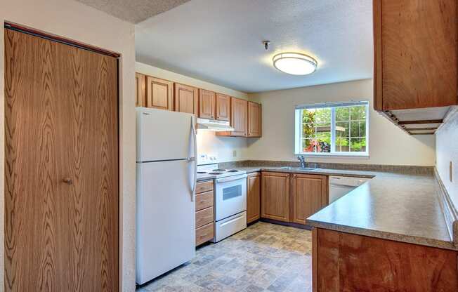 Riverwood Vacant Upgraded Kitchen & Pantry
