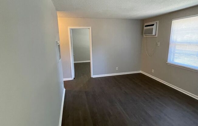 2 beds, 1 bath, 700 sqft, $795, Unit B