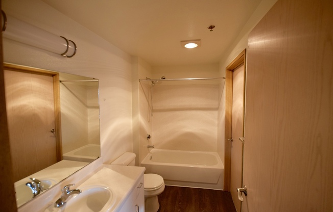 2 beds, 2 baths, 985 sqft, $2,495, Unit 405