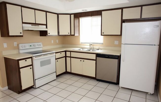 ANNUAL RENTAL - 2 Bedroom, 1 Bath w/ Garage Duplex in Naples Park