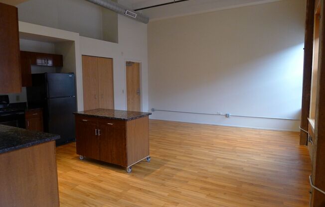 2 beds, 1 bath, 212 sqft, $1,815, Unit 212