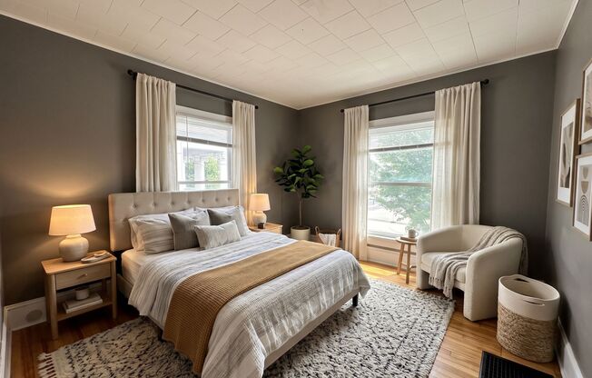 Spacious & Sunny 4 Bedroom Unit - Walk to Lake of the Isles & Sculpture Garden