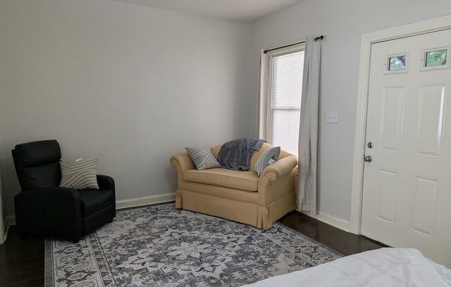 209 E ROSEWOOD