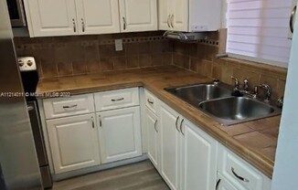 2735 W 52 ST