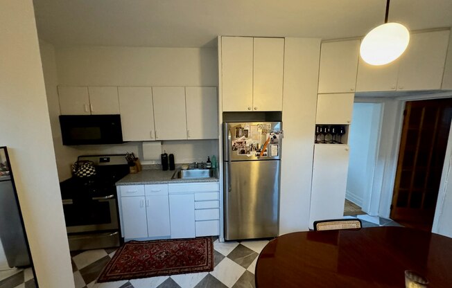 2 beds, 1 bath, $3,400, Unit 2