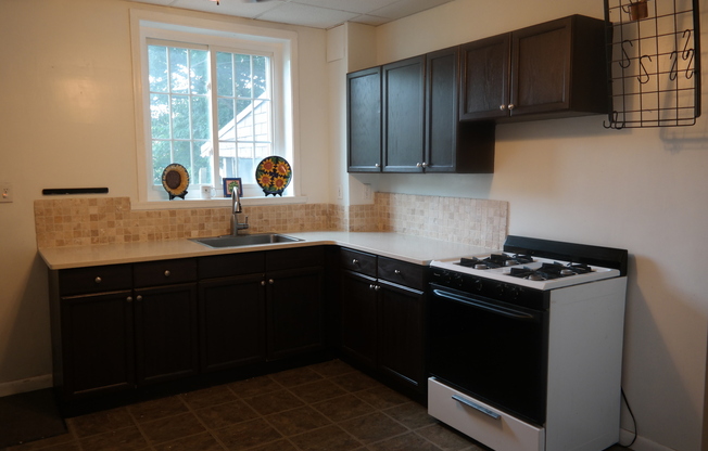 Charming 2 Bedroom/1 Bathroom Townhome in Woodberry, MD - Close to Light Rail!