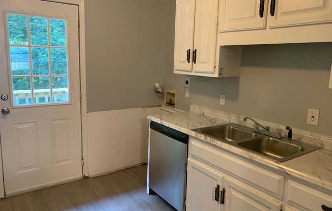 2 beds, 1 bath, $975, Unit 01