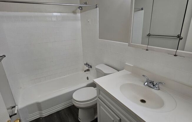 2 beds, 1 bath, 879 sqft, $1,340, Unit 4613-C