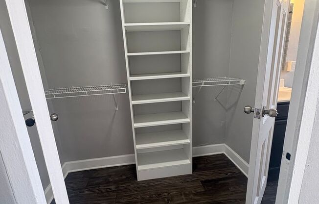 Studio, 1 bath, 465 sqft, $925, Unit 6244 Oakland Ave #212