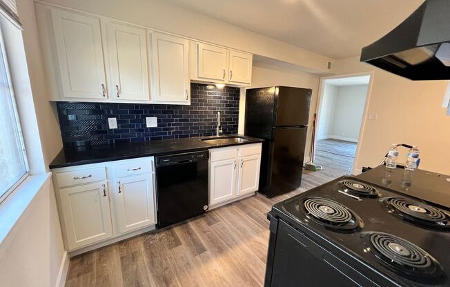 2 beds, 1 bath, 800 sqft, $1,100, Unit 3