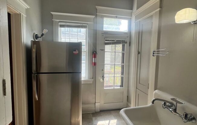 Large Renovated Studio in Unbeatable U District Location!