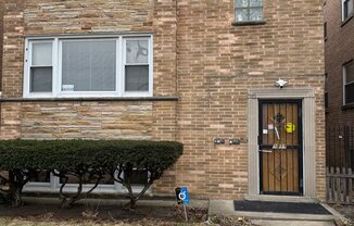 5913 W ADDISON