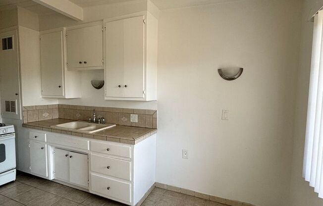 Comfortable 1-Bedroom in Gardena with Parking !!!! - $1,695.00