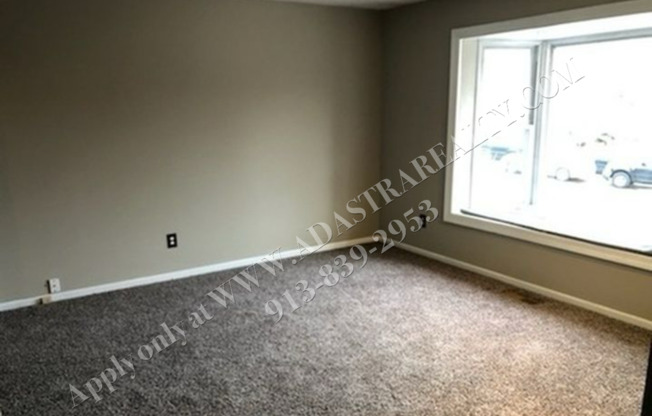 Nice 3 Bed 2 Bath Duplex in KCMO-Available in JUNE!!