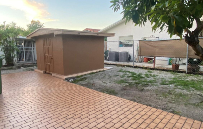 1317 W 42nd Pl