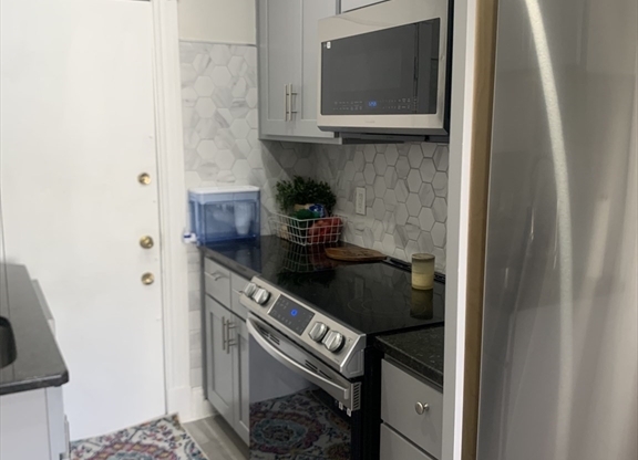 3 beds, 1 bath, $4,500, Unit 51