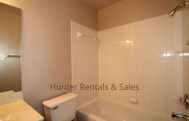 3 beds, 2 baths, $1,200, Unit Unit B