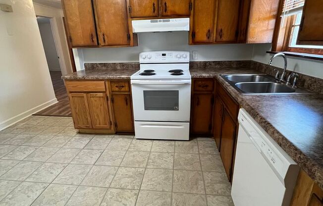 2 beds, 1 bath, 903 sqft, $1,140, Unit M-10