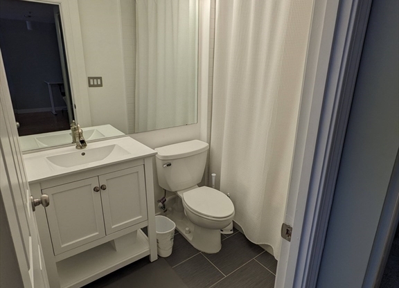 1 bed, 1 bath, 975 sqft, $2,800, Unit 9