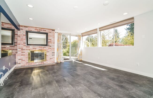 Beautiful 4 bed 2.5 bath Lake Forest Park $4000/mo.