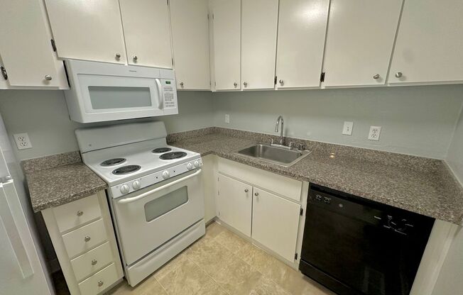 PARADISE VALLEY APARTMENTS! 1 BEDROOM 1 BATH APARTMENT AVAILABLE FOR RENT - LOWER UNIT!!