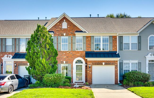 Stunningly well-maintained Townhome with 1 car garage in Autumn Cove of Lake Wylie!