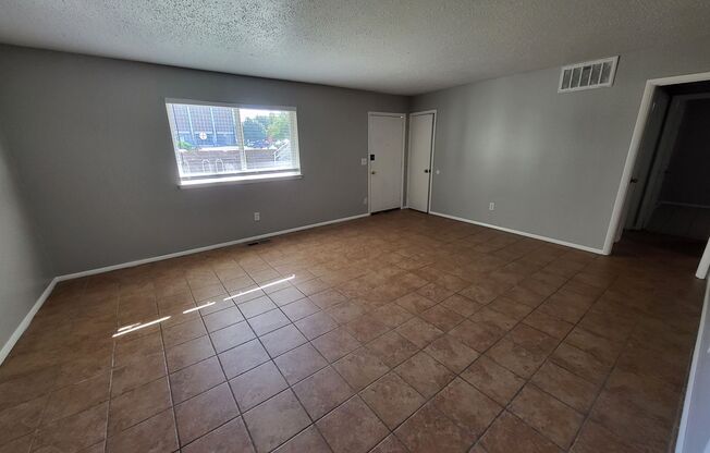 2 beds, 1 bath, $1,100, Unit 4