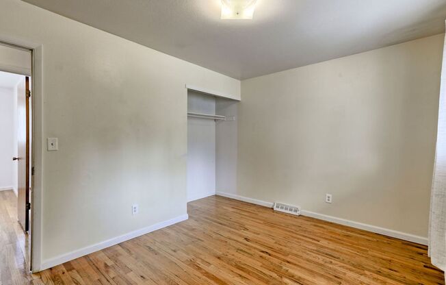 3 beds, 1 bath, $1,575, Unit 2821 Stanford Rd