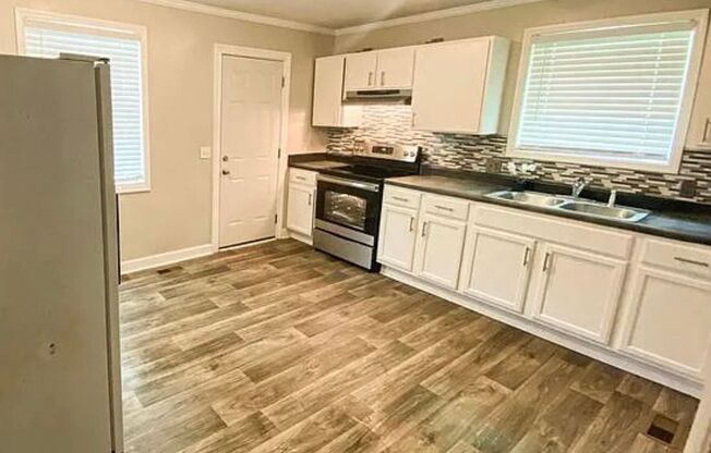 Charming & Move In Ready 3-Bedroom Home - Available April 15th!