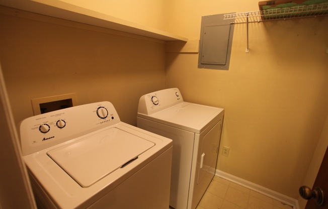 3 beds, 2 baths, $1,250, Unit # 9 B