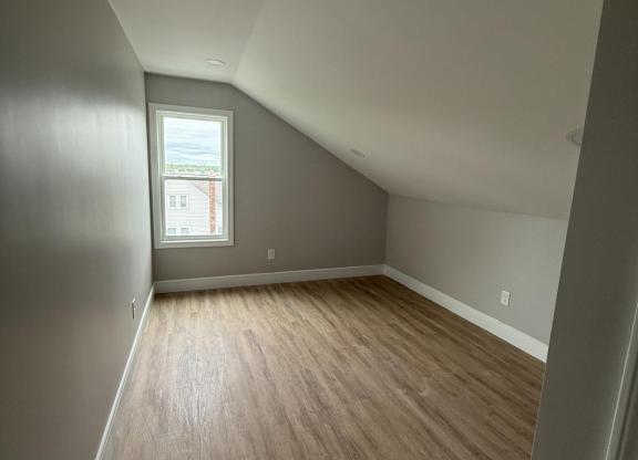 1023 1025 ROCK ST