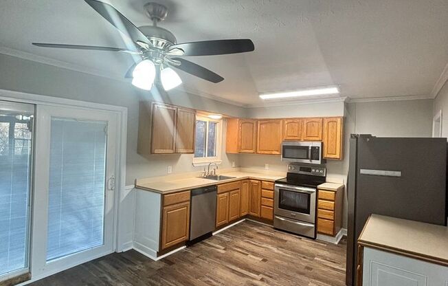 Newly Updated 4bd/3bth in Seymour!