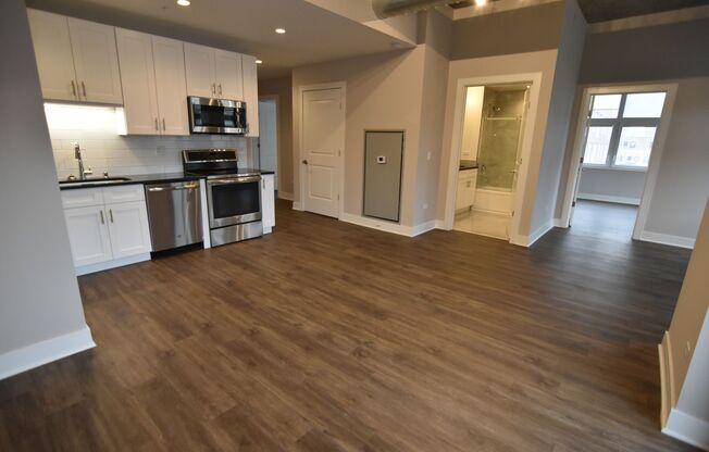 2 beds, 2 baths, 976 sqft, $4,275, Unit 3833-722
