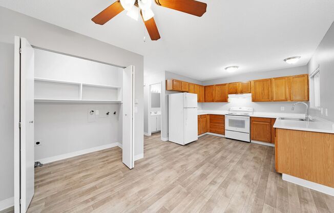 3 beds, 1.5 baths, 1,300 sqft, $1,895, Unit 44