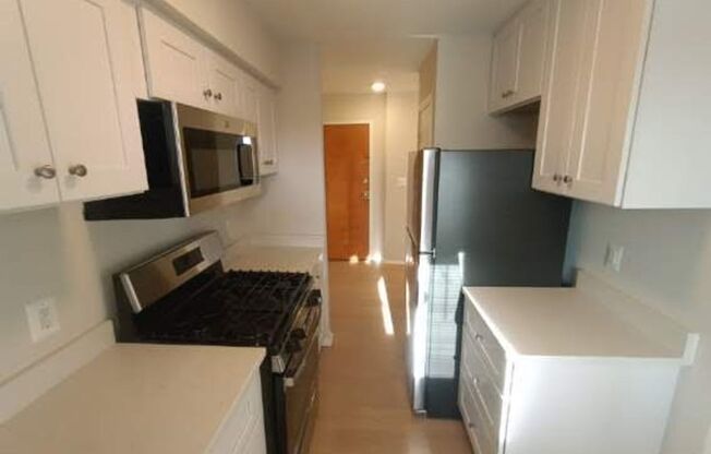 2 beds, 1 bath, $1,850, Unit 8810 - 303