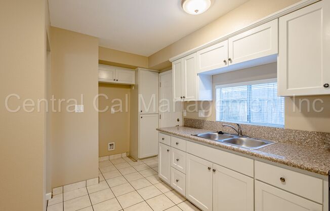 2 beds, 1.5 baths, 920 sqft, $1,295, Unit B