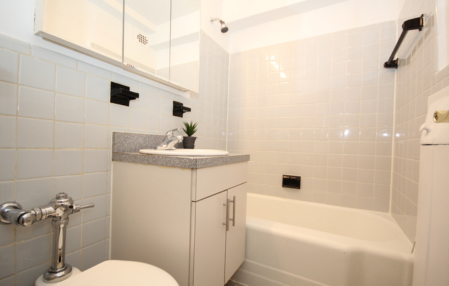 2 beds, 1 bath, $4,995, Unit 3C