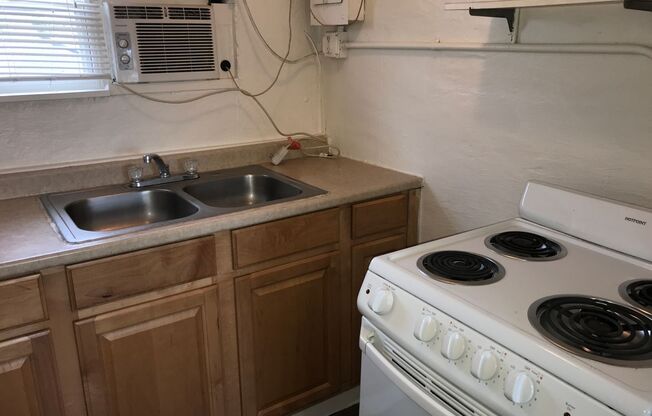 Studio, 1 bath, $695, Unit 11