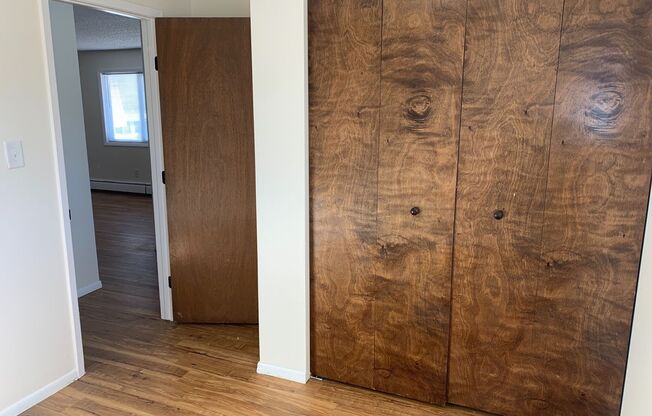 2 beds, 1 bath, 715 sqft, $995, Unit B005