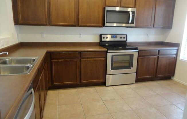 WATERFORD SQUARE COMMUNITY 3 BED 2.5 BATH