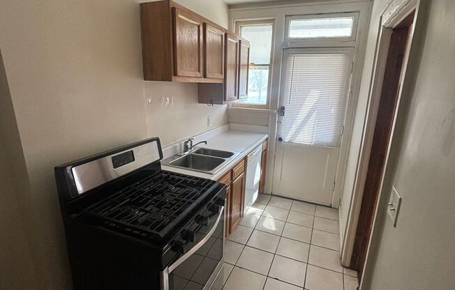 3 beds, 1 bath, $1,000, Unit 289