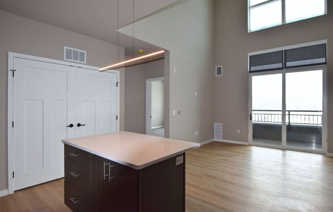 2 beds, 1 bath, 1,090 sqft, $1,990, Unit 5604-406