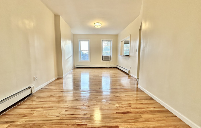 2 beds, 1 bath, $3,100, Unit 2