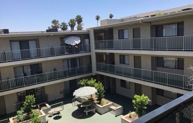 Clean and Spacious Condo, Pasadena